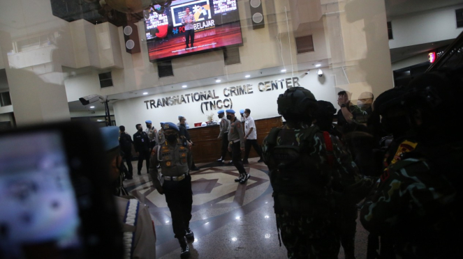 Primob Bersenjata Menegur Wartawan Jelang Sidang Etik Freddy Sambo