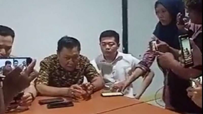 Anggota DPRD Palembang M Syukri Zen meminta maaf telah aniaya wanita
