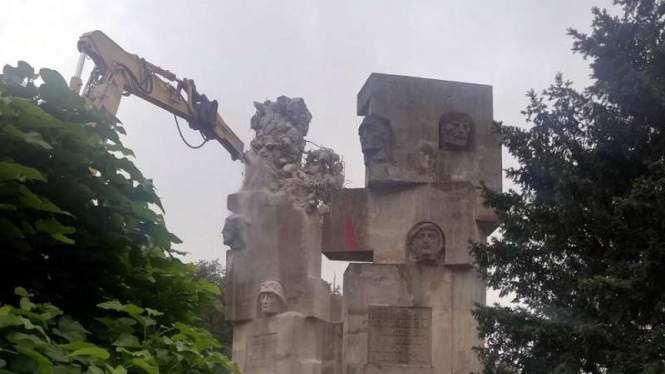 Polandia menghancurkan monumen peringatan era Uni Soviet di Brzeg
