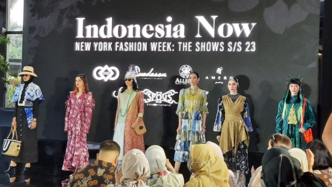 Koleksi desainer Indonesia untuk New York Fashion Week.