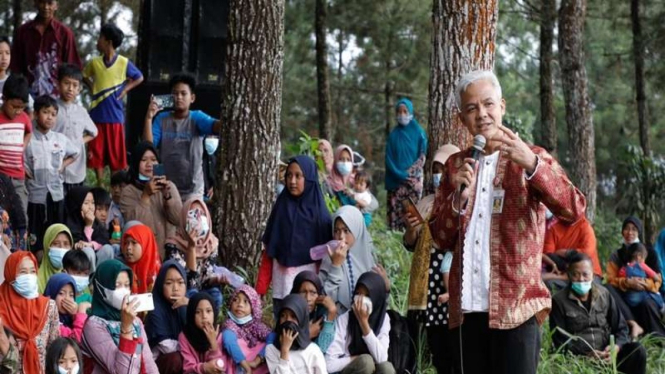 Gubernur Jawa Tengah Ganjar Pranowo (batik merah)