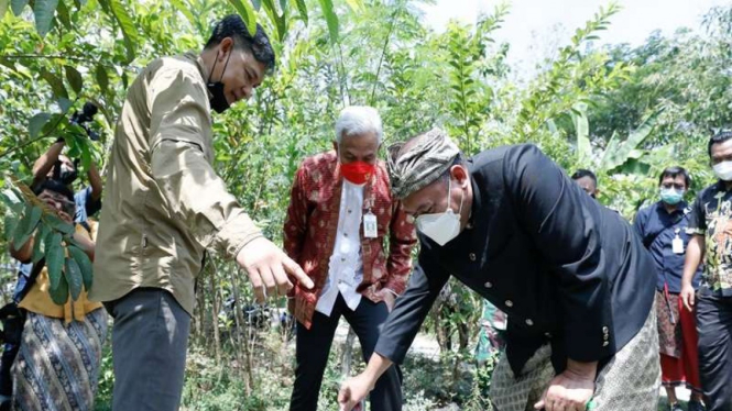 Gubernur Jawa Tengah Ganjar Pranowo (batik merah)