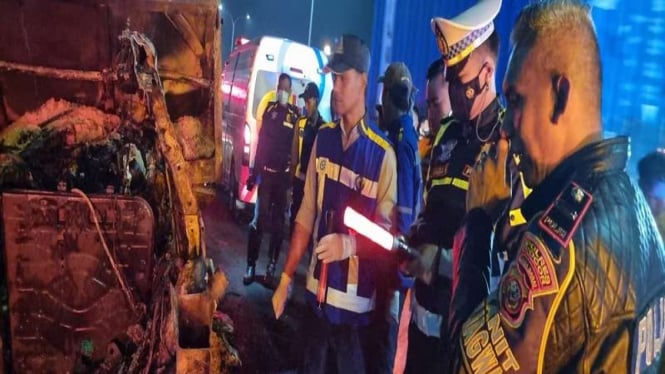 Kecelakaan di Tol Jagorawi, satu orang tewas terbakar.