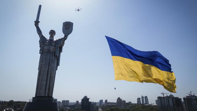 Drone mengibarkan bendera Ukraina di ibu kota Kiev.