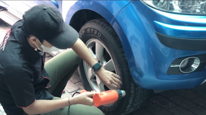 Proses perbaikan mobil penyok di Scuto Indonesia