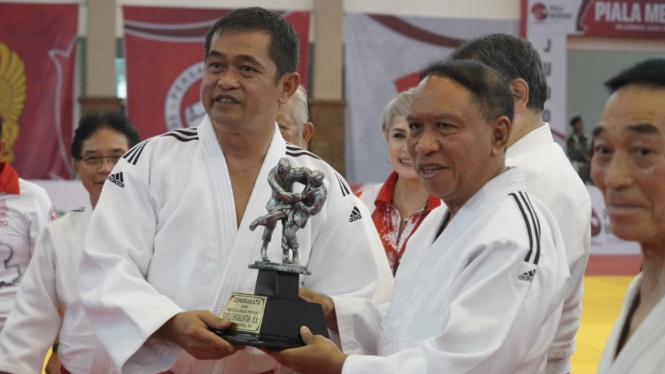 Menpora Zainudin Amali bersama Ketum PJSI Maruli Simanjuntak di Kejurnas Judo