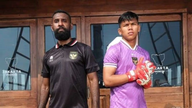 Yanto Basna dan Cahya Supriadi dengan jersey ketiga Timnas Indonesia