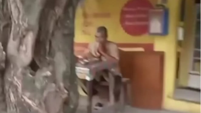 Pria parkir sembarangan