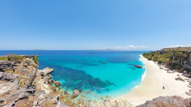 Watu Peti beach in Kangge Island