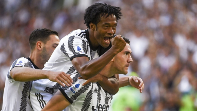Pemain Juventus merayakan gol ke gawang AS Roma