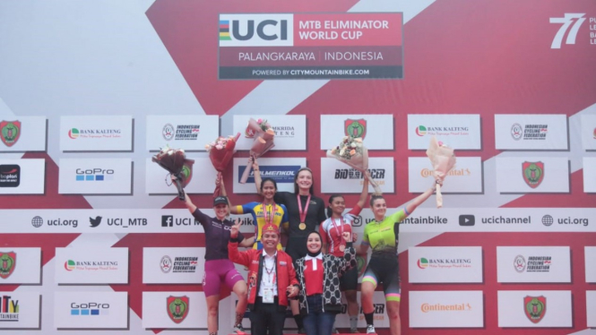 Ketua Panitia, UCI MTB, Agustiar Sabran dan para juara nomor women elite