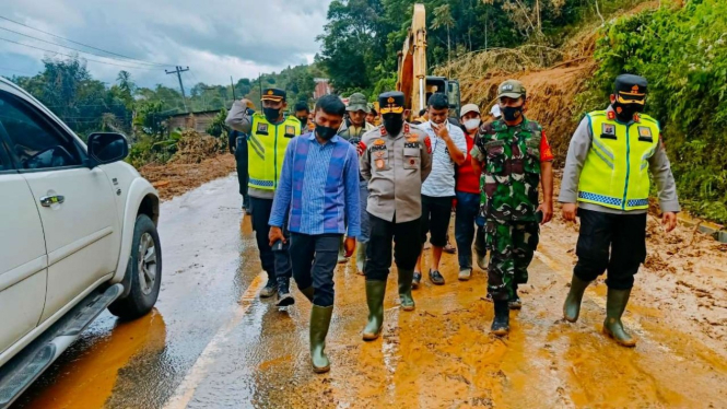 Kapolda Sumut, Irjen Panca Putra Simanjuntak meninjau longsor dan banjir di Toba
