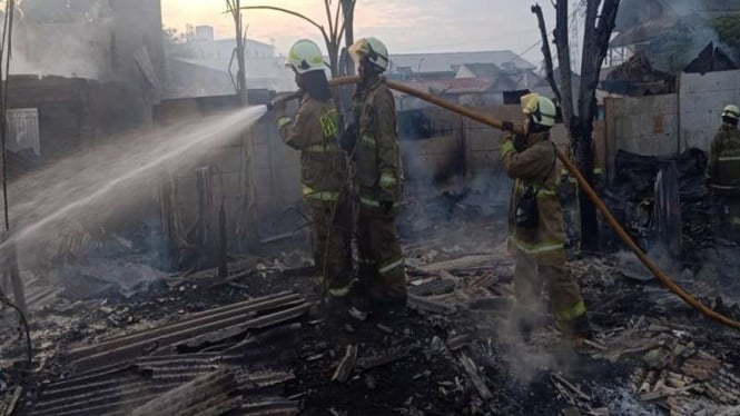 Proses pemadaman kebakaran rumah di Jakarta Timur