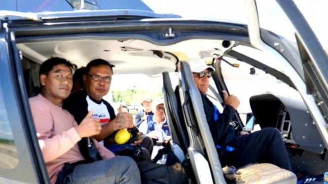 Helikopter yang membawa rombongan Gubernur Papua Barat mendarat darurat.