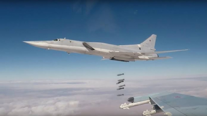 VIVA Militer: Pesawat pembom Tupolev Tu-22 militer Rusia menjatuhkan bom