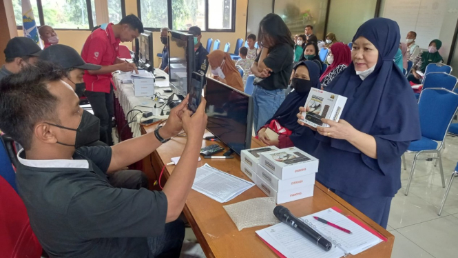 Pembagian STB gratis di Jabodetabek oleh PT Visi Media Asia Tbk (VIVA Group).