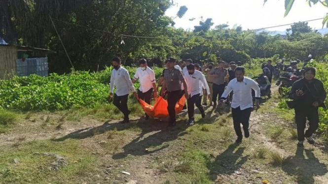Petugas Evakuasi Mayat di Depan Kantor Gubernur Sulawesi Barat