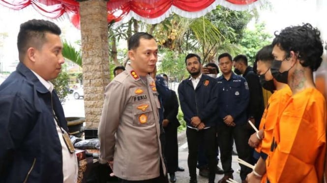  Polres Malang menangkap komplotan pencuri berkedok suporter.