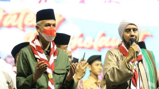 Gubernur Jawa Tengah Ganjar Pranowo (kiri)