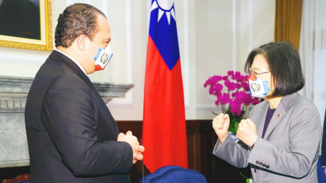 Presiden Taiwan Tsai Ing-wen bertemu Menteri Luar Negeri Guatemala, Mario Bucaro.
