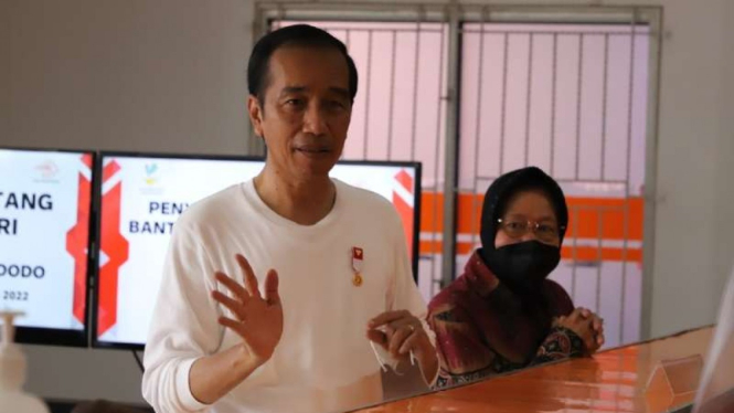 Presiden Jokowi dan Mensos Risma.