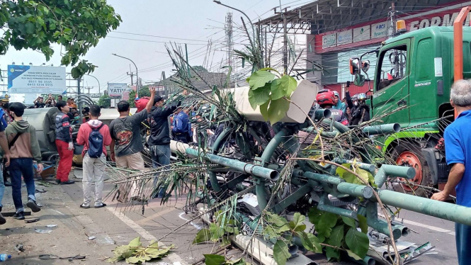 Kecelakaan truk trailer tabrak tiang di Bekasi.