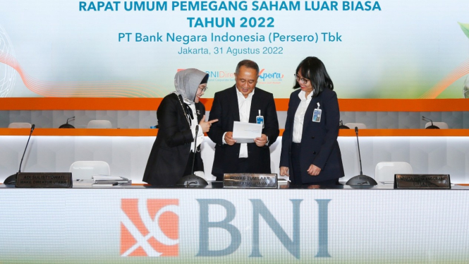Direktur Utama BNI Royke Tumilaar (tengah), Wakil Direktur Utama BNI Adi Sulistyowati (kiri) Direktur Finance Novita Widya Anggraini (kanan) usai Rapat Umum Pemegang Saham Luar Biasa 2022 BNI di Menara BNI Pejompongan, Jakarta, Rabu (31/8/2022). 