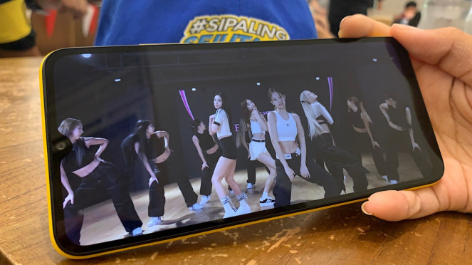 Streaming YouTube dari Poco C40