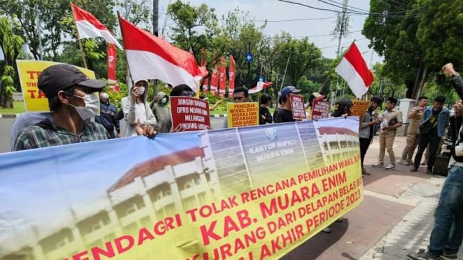 Forum Mahasiswa Sumsel gelar aksi di depan kantor Kemendagri.