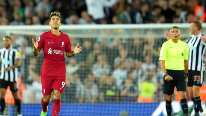 Pemain Liverpool, Roberto Firmino rayakan gol
