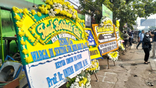 Karangan bunga di lokasi kecelakaan maut truk trailer di Kota Bekasi.