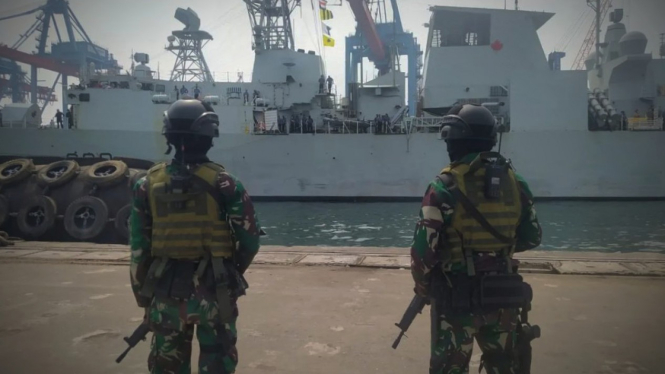 VIVA Militer: Pasukan Marinir TNI siaga kapal asing.