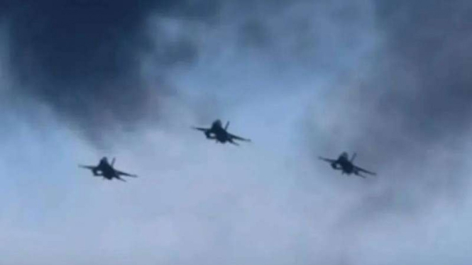 VIVA Militer: 3 pesawat tempur F-16 TNI AU mengudara halau serangan musuh