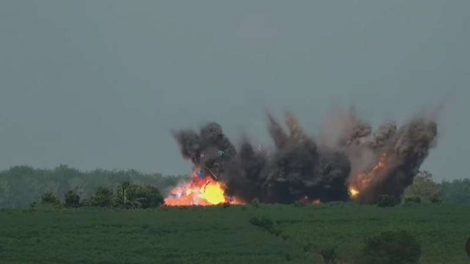 VIVA Militer: Jet Tempur F-16 jatuhkan roket di Lampung saat Latihan Jalak Sakti