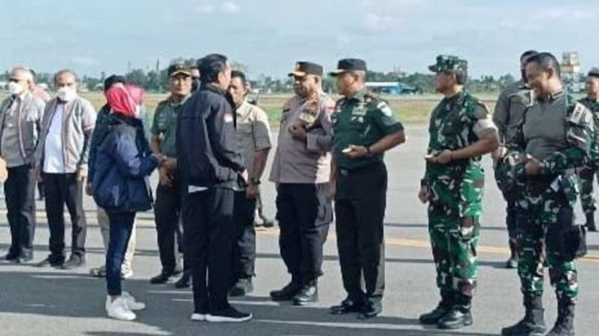 VIVA Militer: Panglima TNI antar Presiden Jokowi dan rombongan di Bandara Mimika