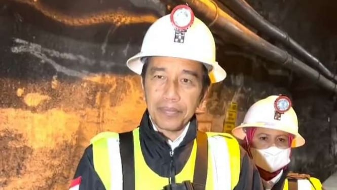 Presiden Jokowi berada di dalam tambang milik PT Freeport Indonesia