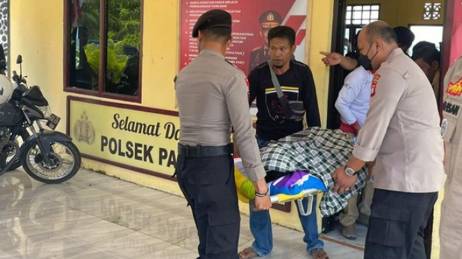  Evakuasi Polisi yang meninggal dunia di ruang kerjanya di Mamuju Tengah, Sulbar