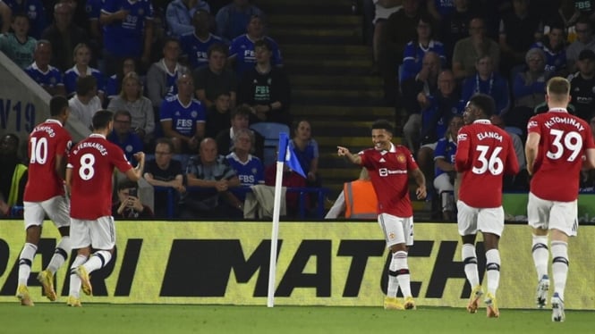 Pemain MU merayakan gol Jadon Sancho ke gawang Leicester City.