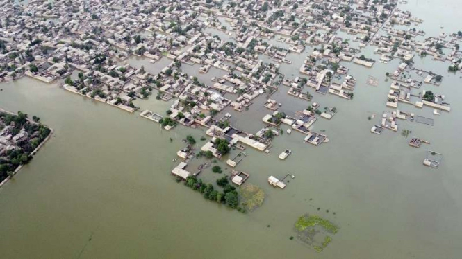 Rumah-rumah di provinsi Baluchistan tenggelam akibat banjir Pakistan 