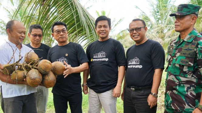 Kepala Staf Kepresidenan Dr. Moeldoko ikut menanam varietas kelapa yang tergolong baru di Purwokerto, Jawa Tengah, bertepatan dengan World Coconut Day, pada Jumat, 2 September 2022.