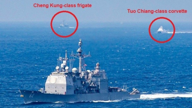 Kapal perang Taiwan bergabung dengan kapal penjelajah Amerika Serikat (AS) di Selat Taiwan, sementara kapal angkatan laut China membayangi mereka di dekatnya.