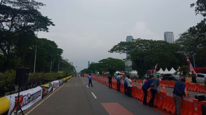 Jalan Benjamin Sueb Kemayoran, Jakarta disiapkan untuk balapan jalanan. Jalan Benjamin Sueb Kemayoran, Jakarta disiapkan untuk balapan jalanan.