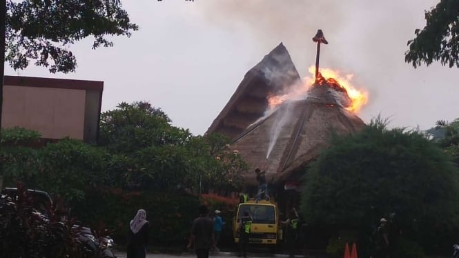 Rumah Makan di Tangerang Terbakar Usai Tersambar Petir