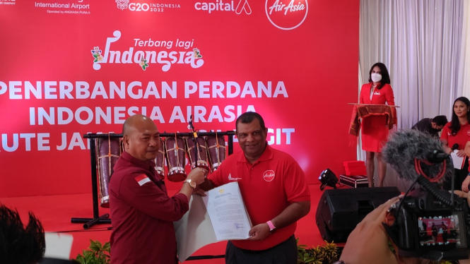 Peresmian penerbangan perdana AirAsia rute Jakarta-Silangit.