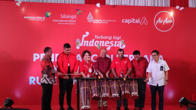 Peresmian penerbangan perdana AirAsia rute Jakarta-Silangit.