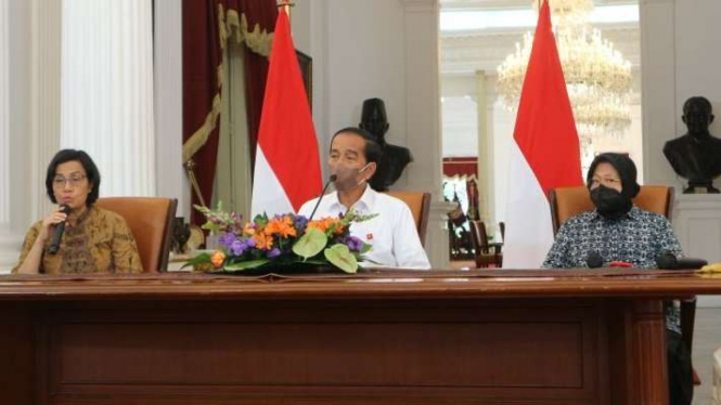Menteri Keuangan Sri Mulyani Indrawati menyampaikan pernyataan kepada wartawan bersama dengan Presiden Jokowi dan Menteri Sosial Tri Rismaharini di Istana Merdeka Jakarta, Sabtu, 3 September 2022.