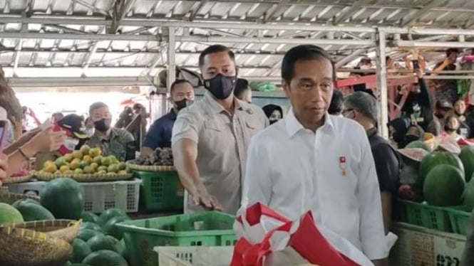 Presiden Joko Widodo berbincang dengan pedagang saat mengunjungi Pasar Pasir Gintung di Kota Bandar Lampung, Provinsi Lampung, Sabtu, 3 September 2022.