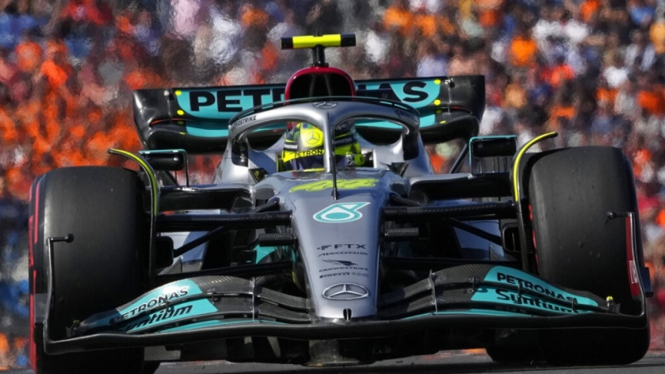 Pembalap Mercedes, Lewis Hamilton di Kualifikasi F1 GP Belanda 2022