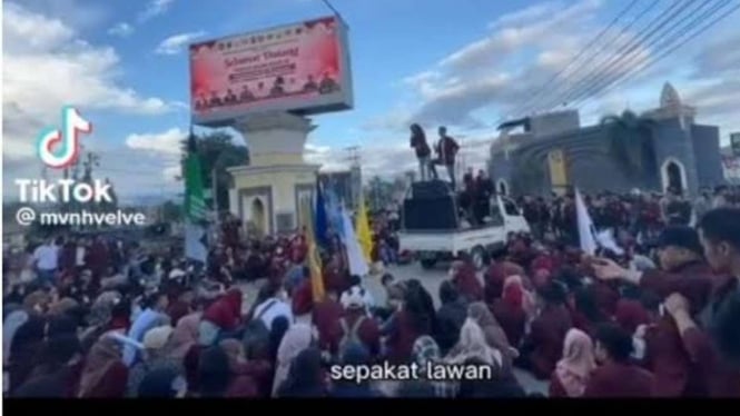 Viral sebuah video di sosial media seorang mahasiswa asal Gorontalo melontarkan kalimat kasar ke Presiden Joko Widodo (Jokowi).