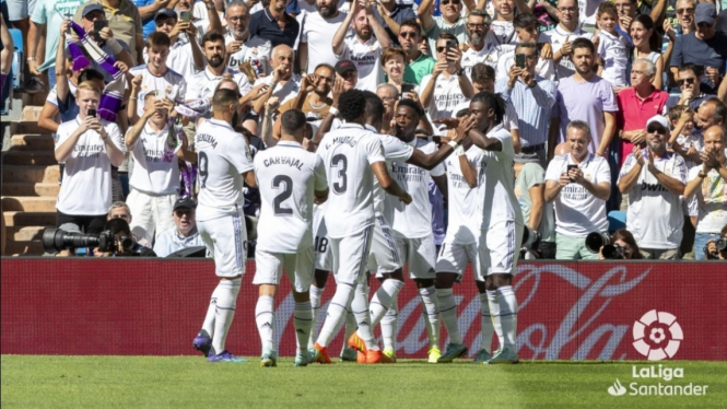 Para pemain Real Madrid merayakan gol. 